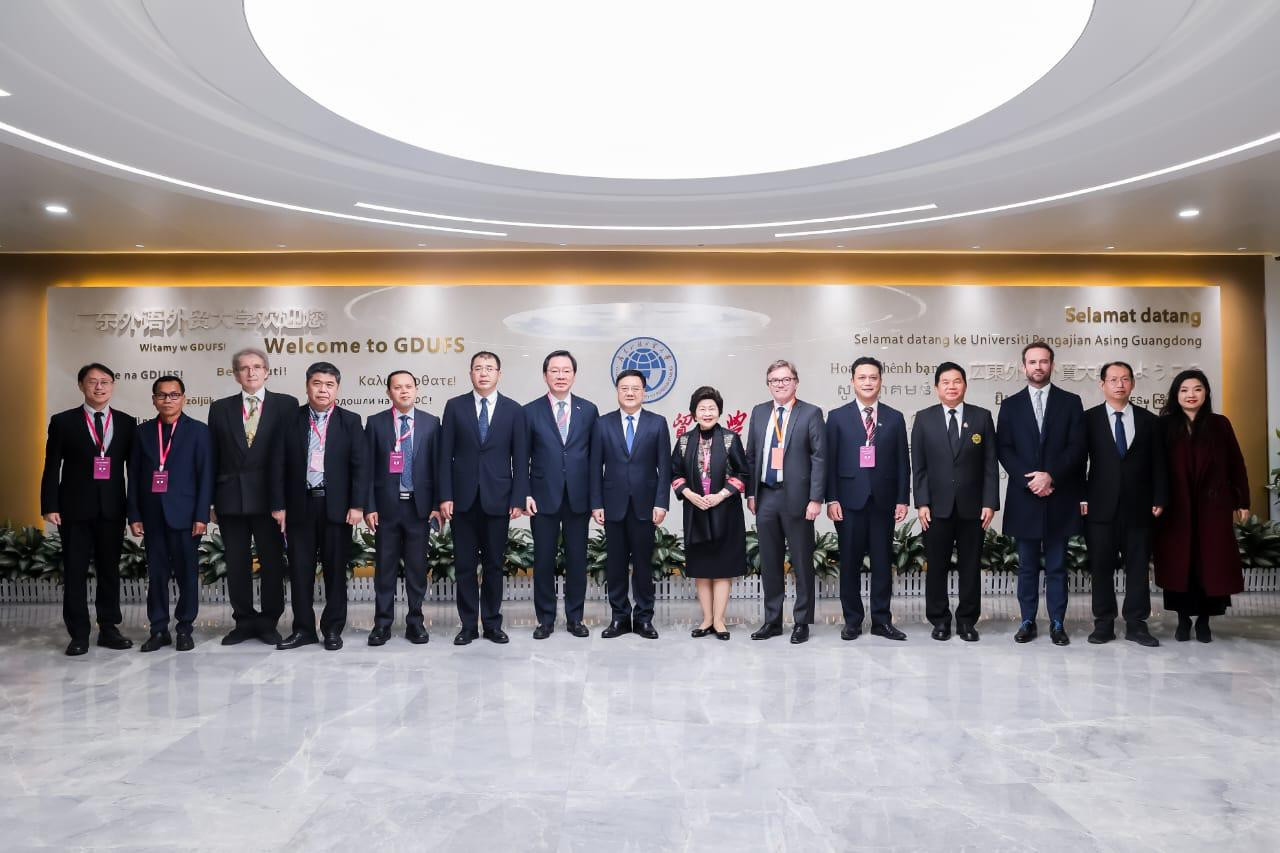 চীনে এইউপিএফ ২০২৫ ও জিডিইউএফএসের ৬০ বছর পূর্তি উদযাপন অনুষ্ঠানে ফোরামের সভাপতিত্ব করলেন ডিআইইউ চেয়ারম্যান ড. মোঃ সবুর খান